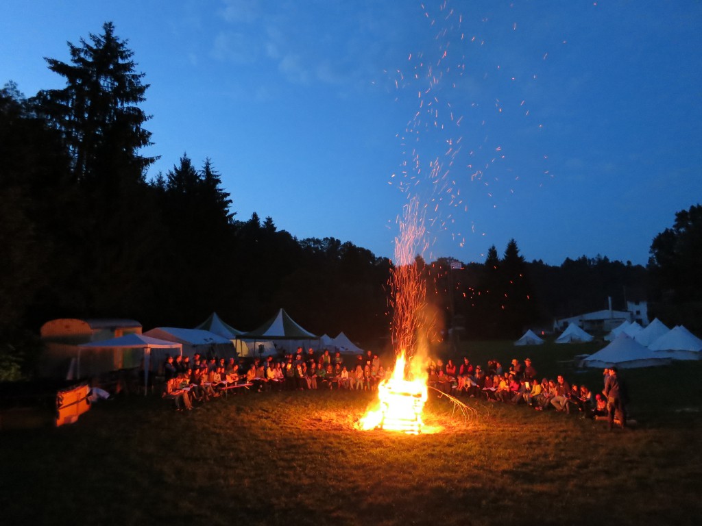 Mit den Teilnehmern am Lagerfeuer