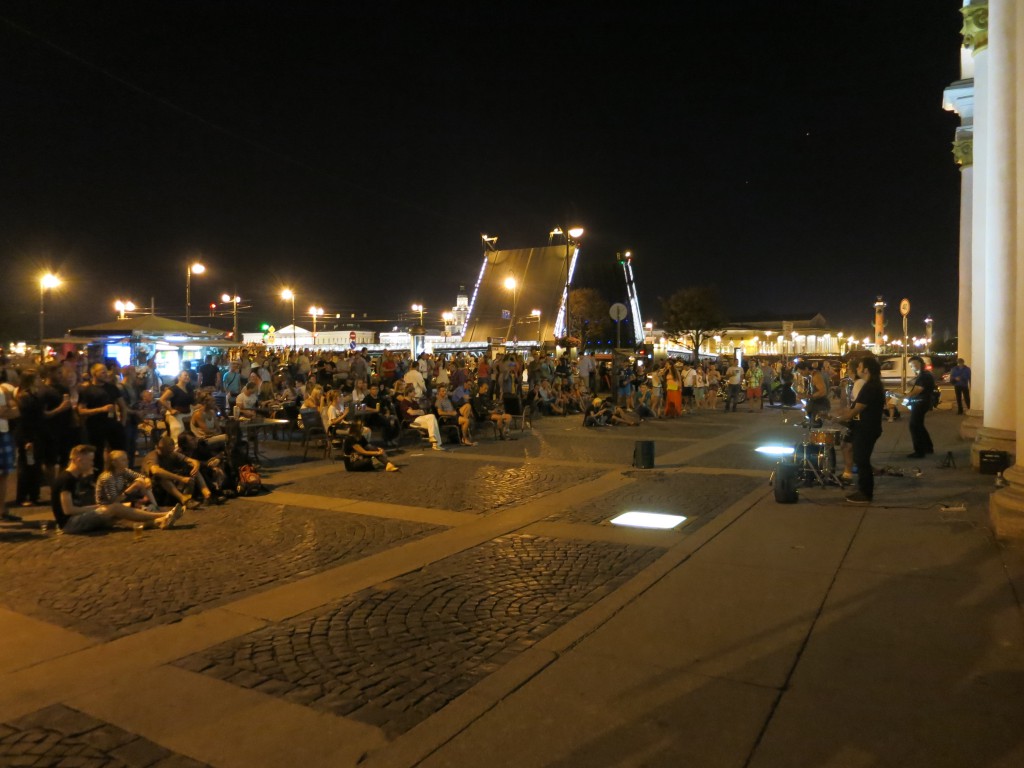 Musik neben der Ermitage bei geöffneter Brücke