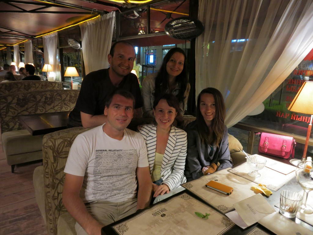Mit Ksenia (oben), Denis, Angelika und Lena beim Bier trinken