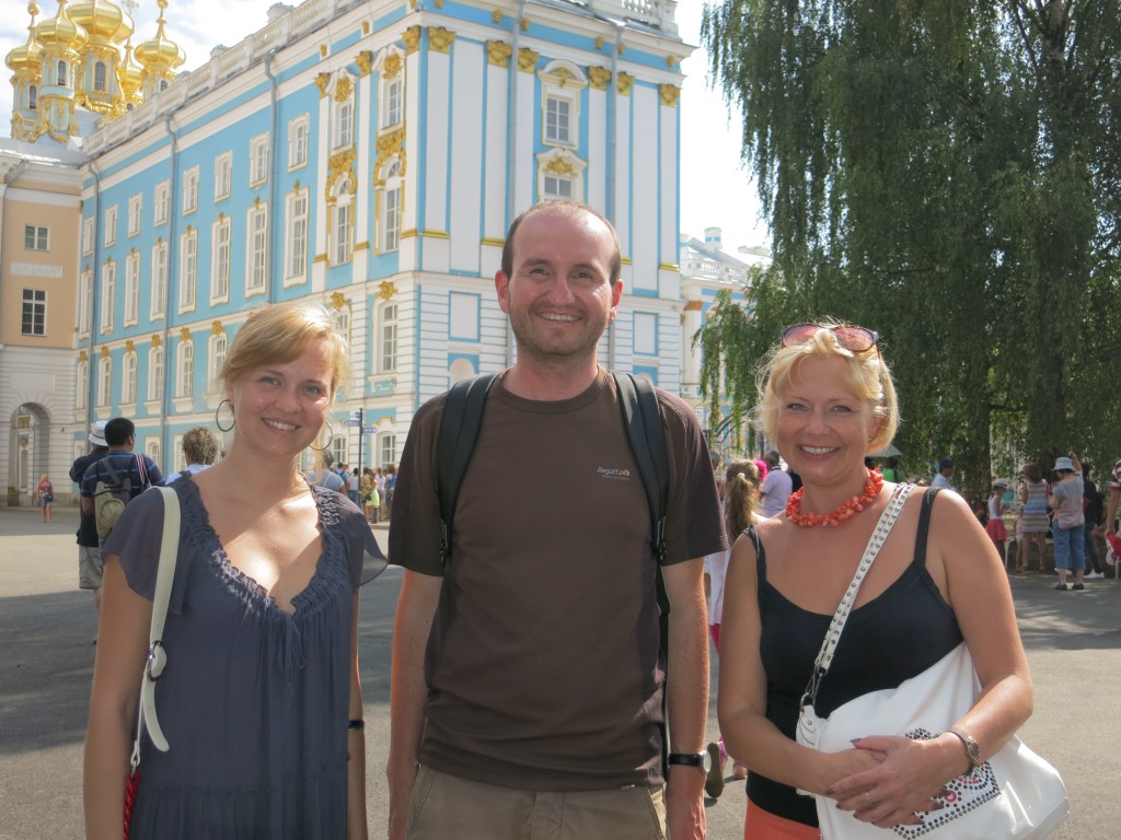 Mit Ksenia und Natalia vor dem Katharinen-Palast