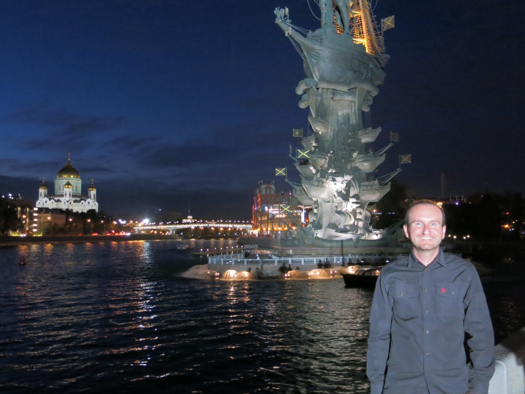 Vor dem Denkmal für Peter I. den Großen und der Christ-Erlöser-Kathedrale