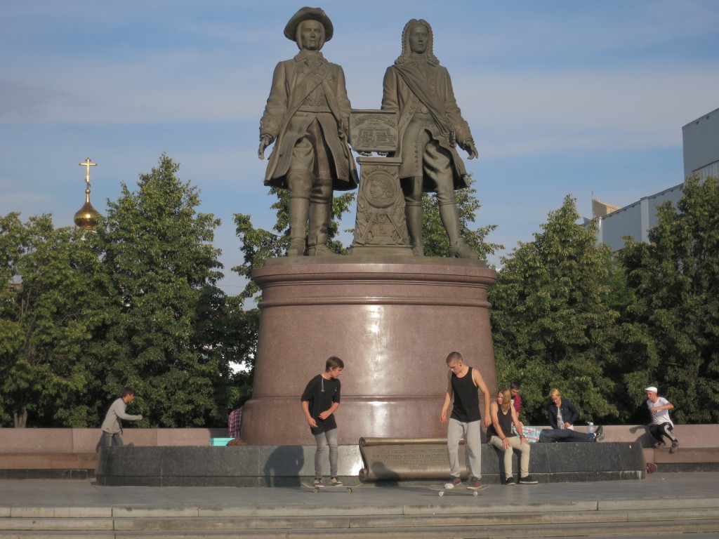 Skater vor dem Monument der Stadtgründer
