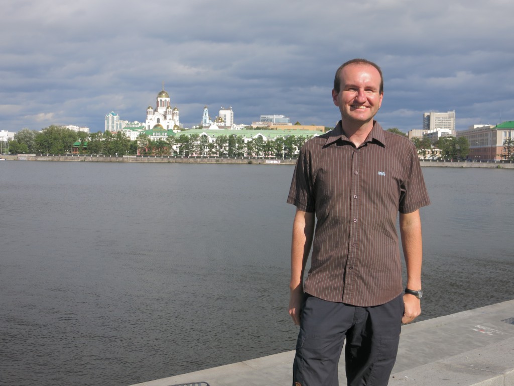 Vor dem Stadtsee und der Kathedrale auf dem Blut