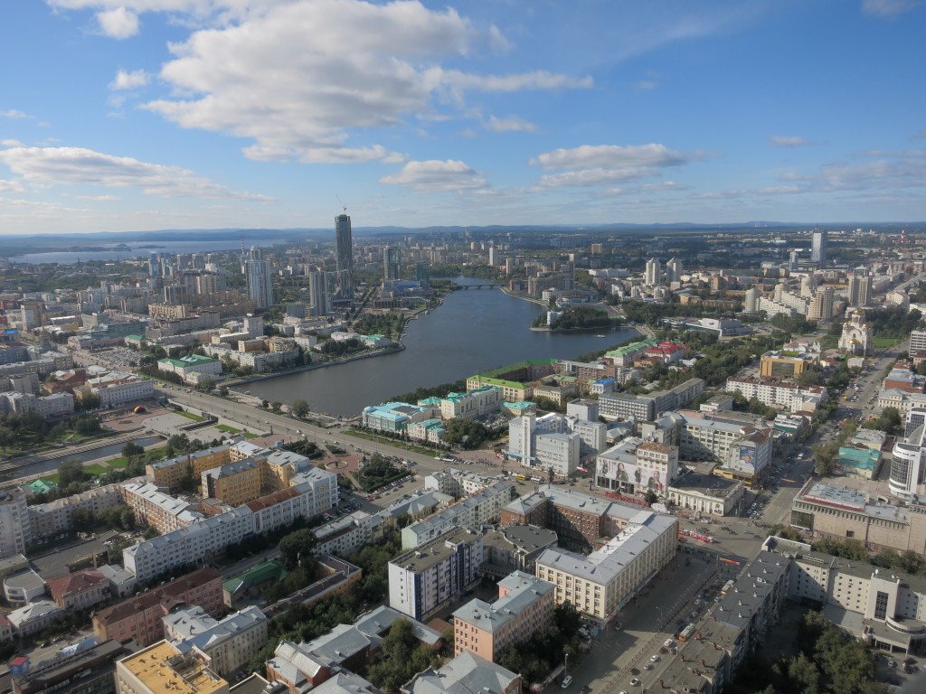 Blick über die Stadt bis zum Ural