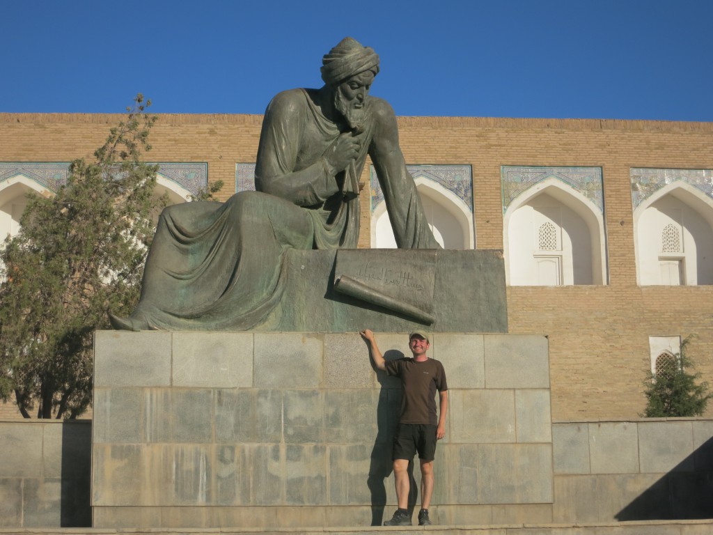 Vor der Statue von Al Choresmi