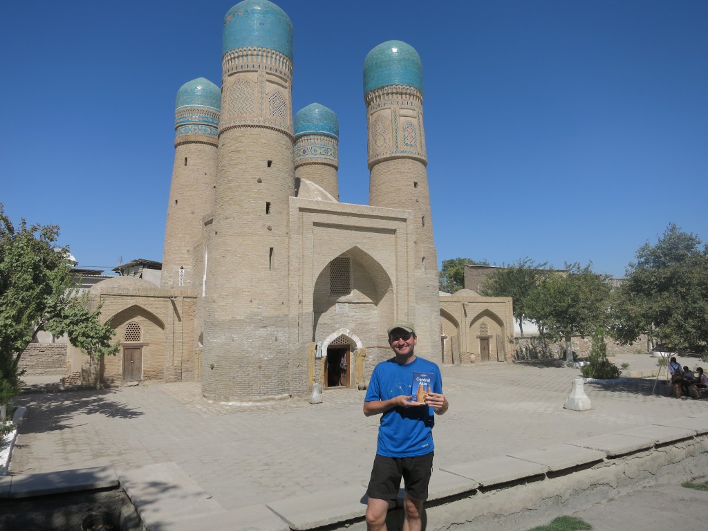 Char Minar: Titelbild meines Lonely Planet in der Hand