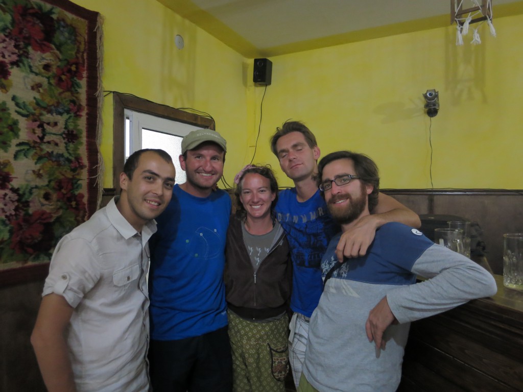 Mit Barkeeper Rahim, Marei, Yair und Nico im "The Pub", dem einzigen Pub Bucharas