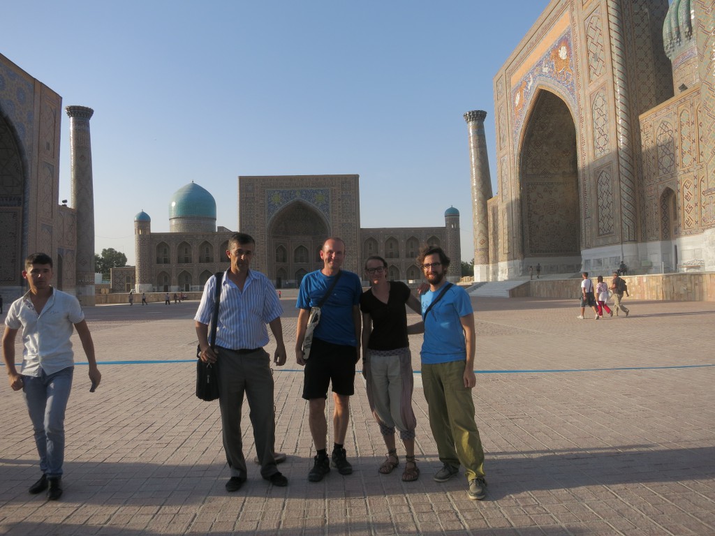 Mit Shavkat, Marei und Nico vor dem Registan