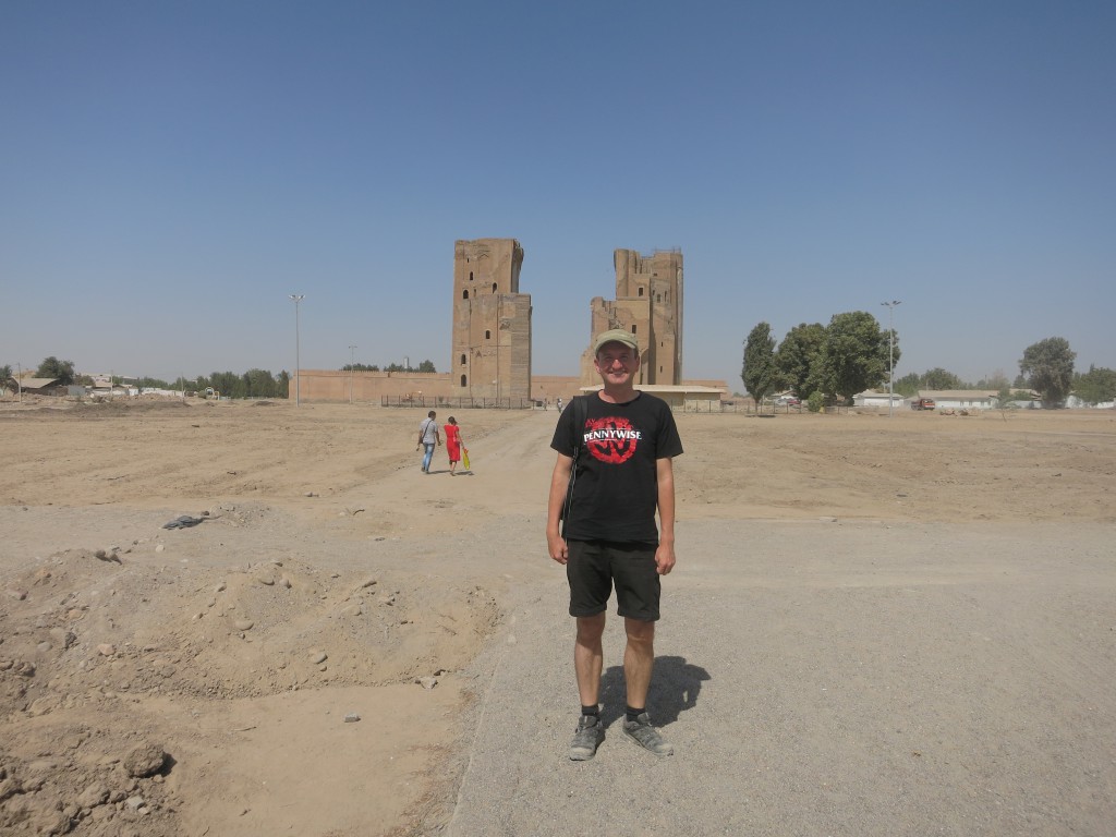 Vor der Ruine des Ak-Saray-Palastes