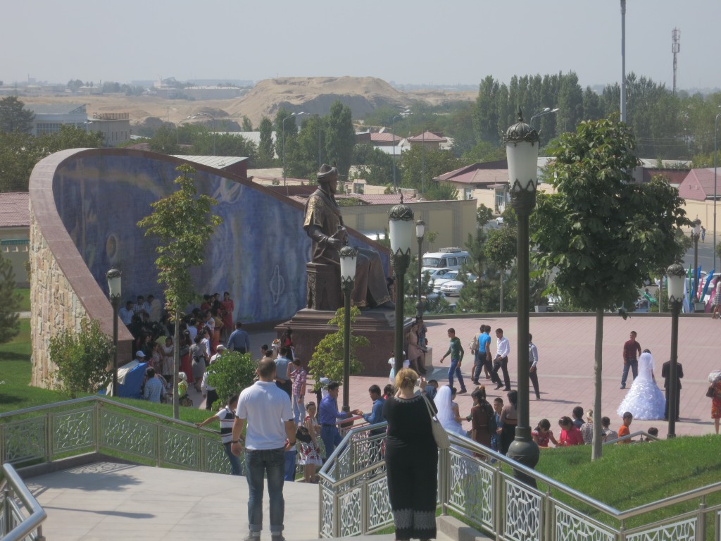 Blick vom Ulugh-Beg-Observatorium zu seiner Statue, auch ein beliebtes Ziel fü Brautpaare