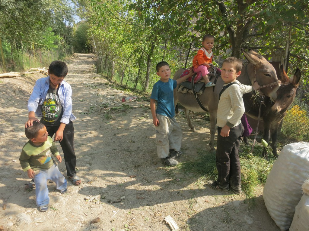 Kinder in Sukok