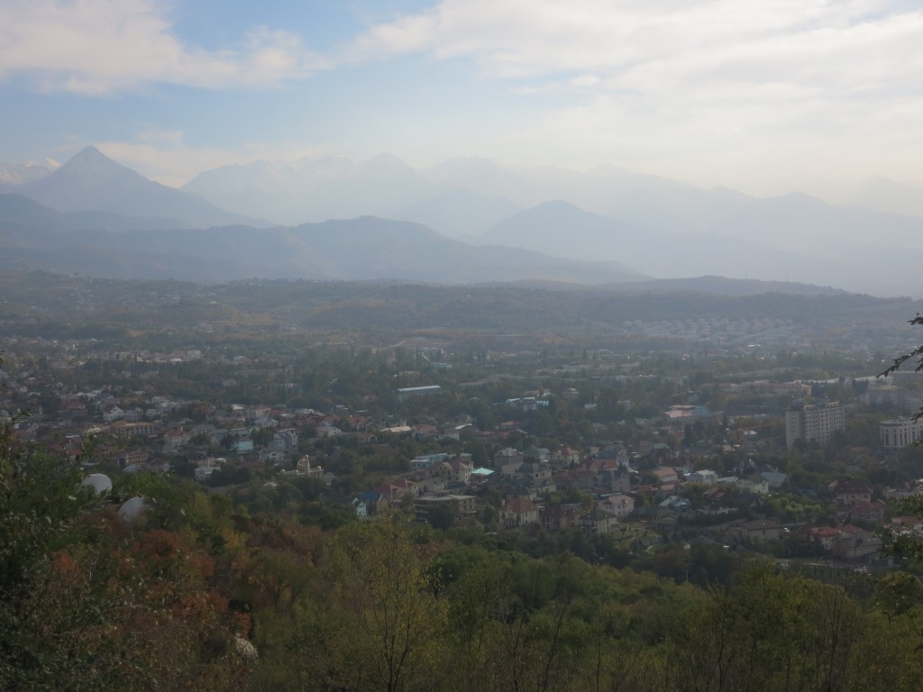 Blick auf Almaty am Rande der Berge
