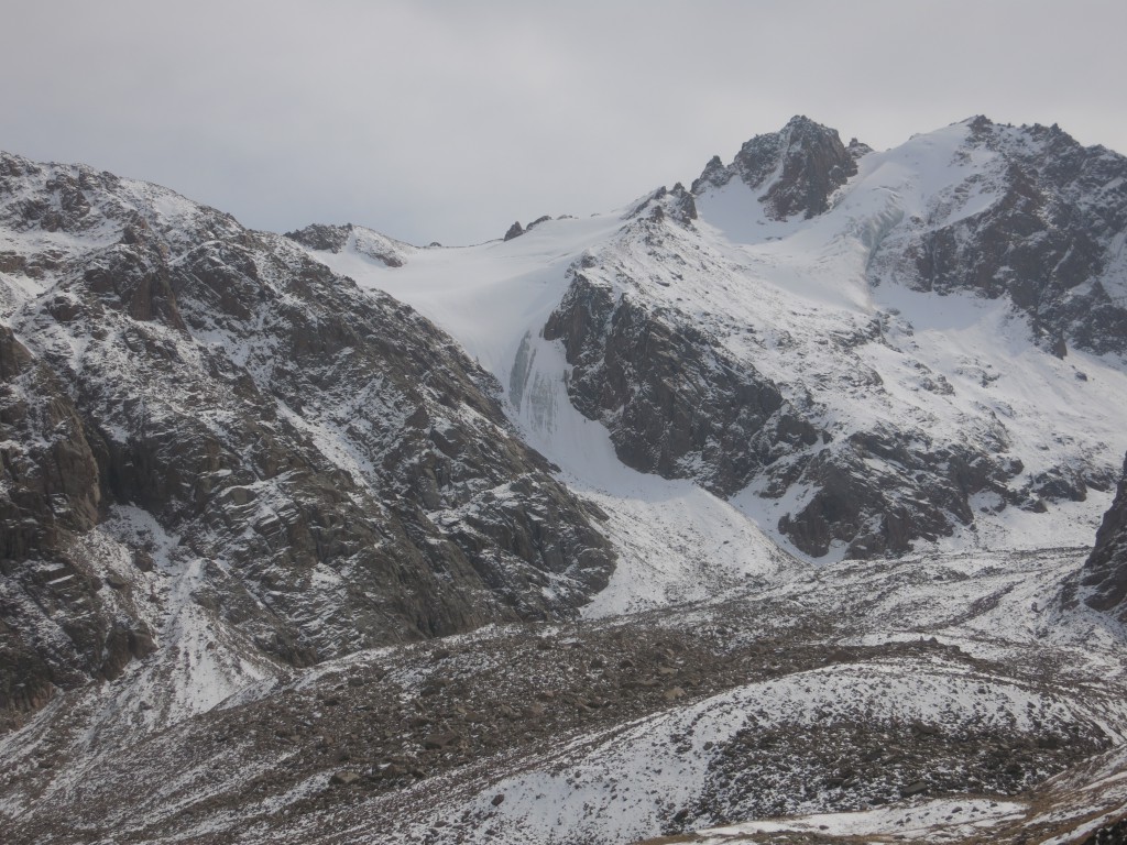Verschneite Berge im Skigebiet Shymbulak