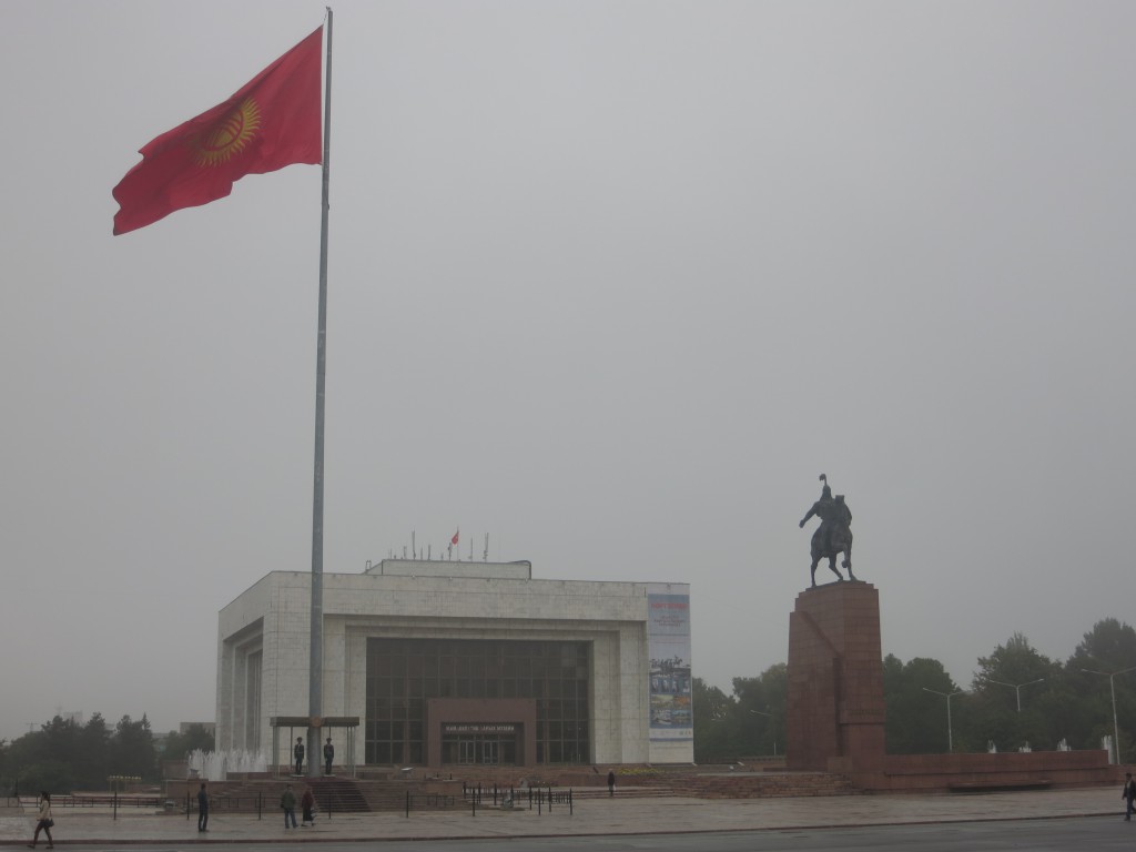 Die kirgisische Flagge und der Sagenheld Manas am Ala-Too-Platz