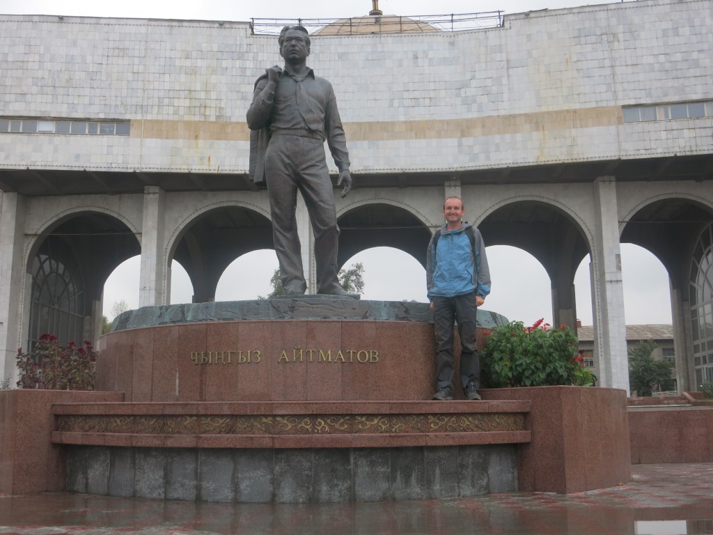 Neben der Statue des kirgisischen Schriftstellers Tschingis Aitmatow