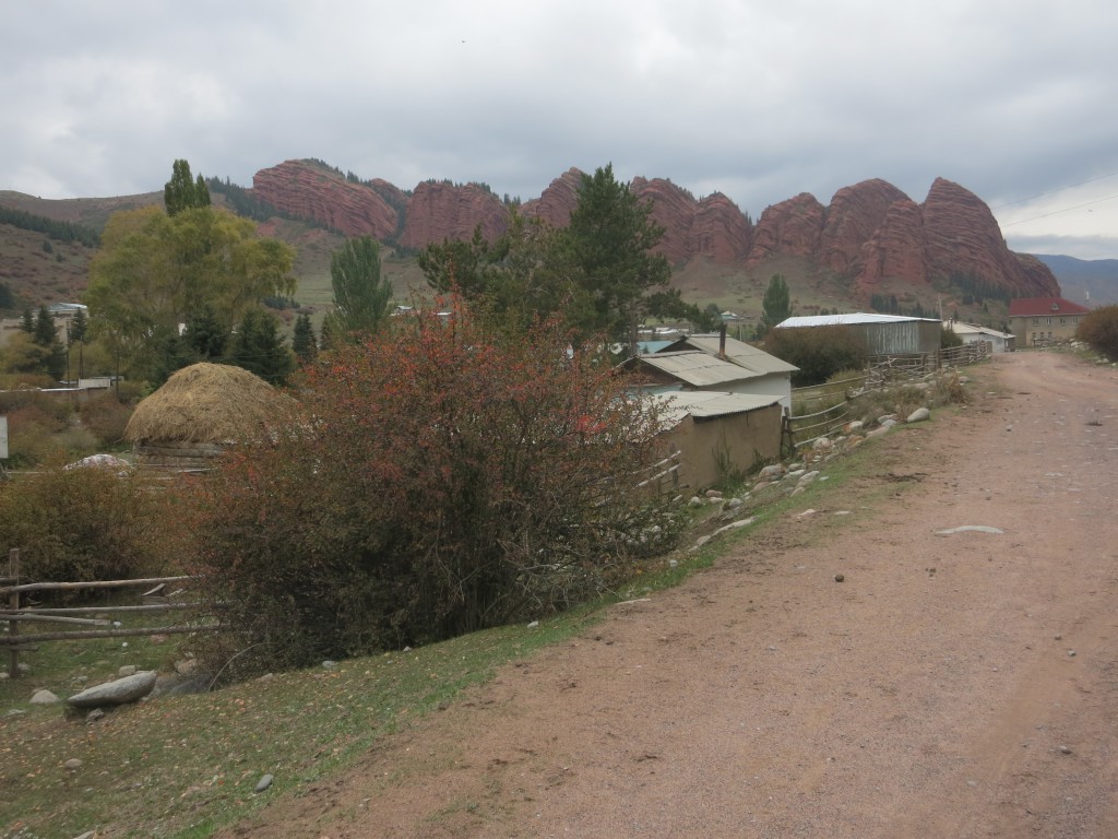 Dorf beim Jeti-Öghüz-Sanatorium und die Sieben Bullen