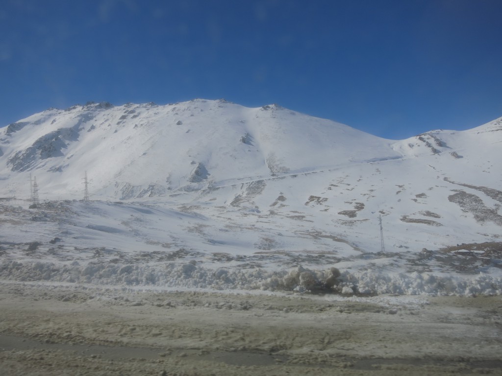 Schnee am Tör-Ashuu-Pass