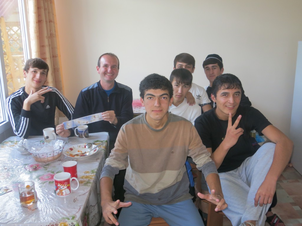 Mit sechs der 13 tadschikischen Medizinstudenten im Hostel