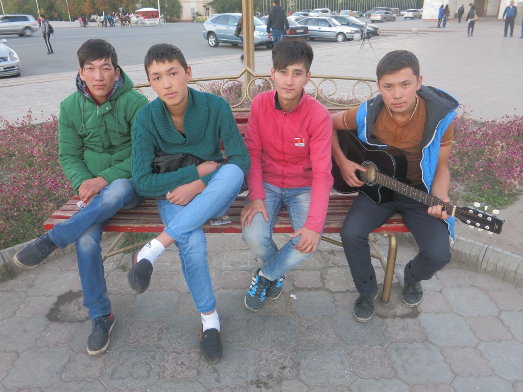 Jugendlicher Gitarrenspieler und seine Freunde