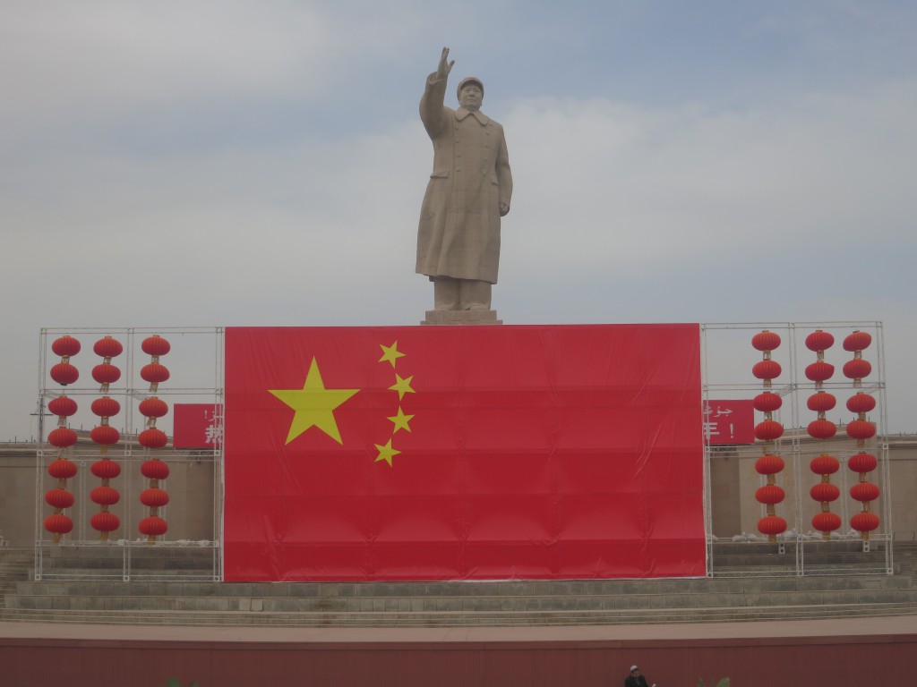 Mao-Zedong-Statue und chinesische Flagge