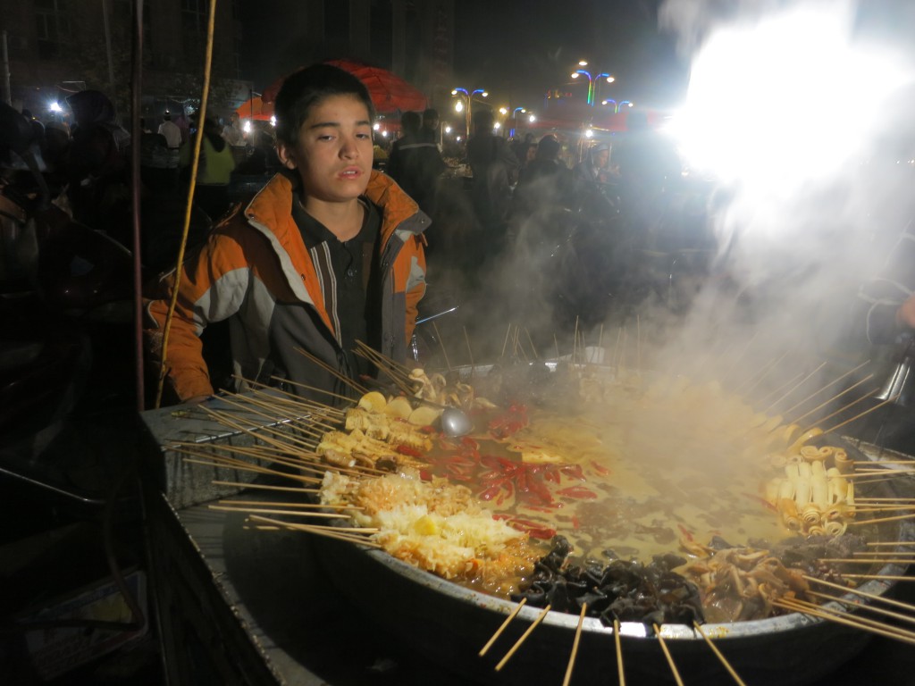 Verschiedene Spieße auf dem Nachtmarkt