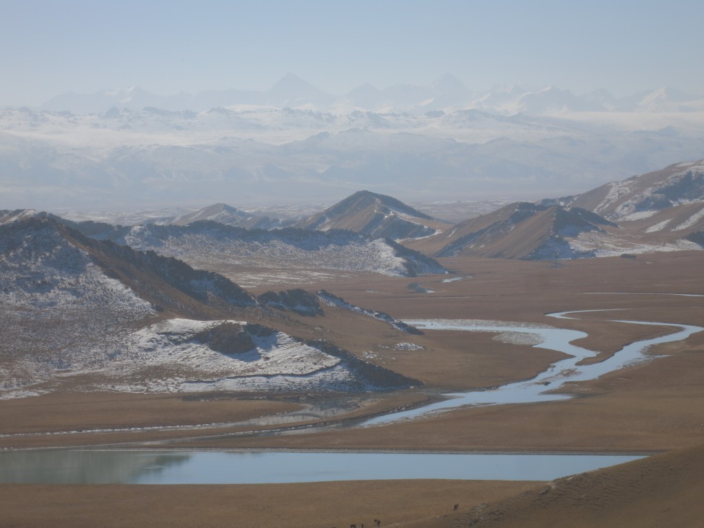 Blick über den Kaidu bis zum Tianshan-Gebirge