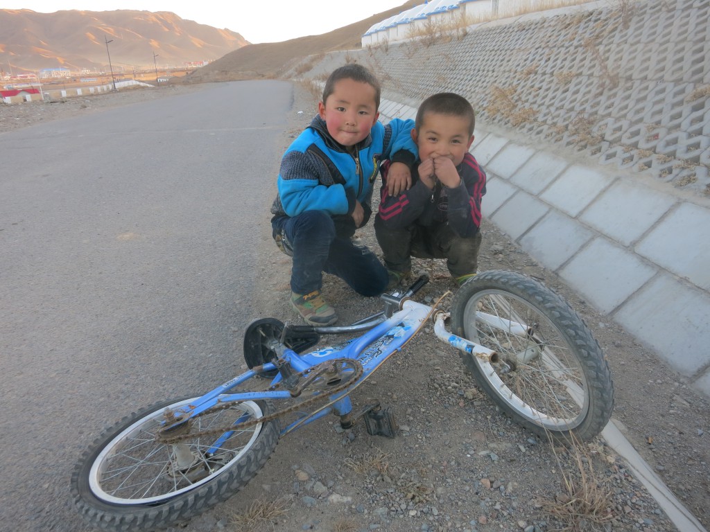 Ein mongolischer und ein uigurischer Junge (meiner Einschätzung nach)