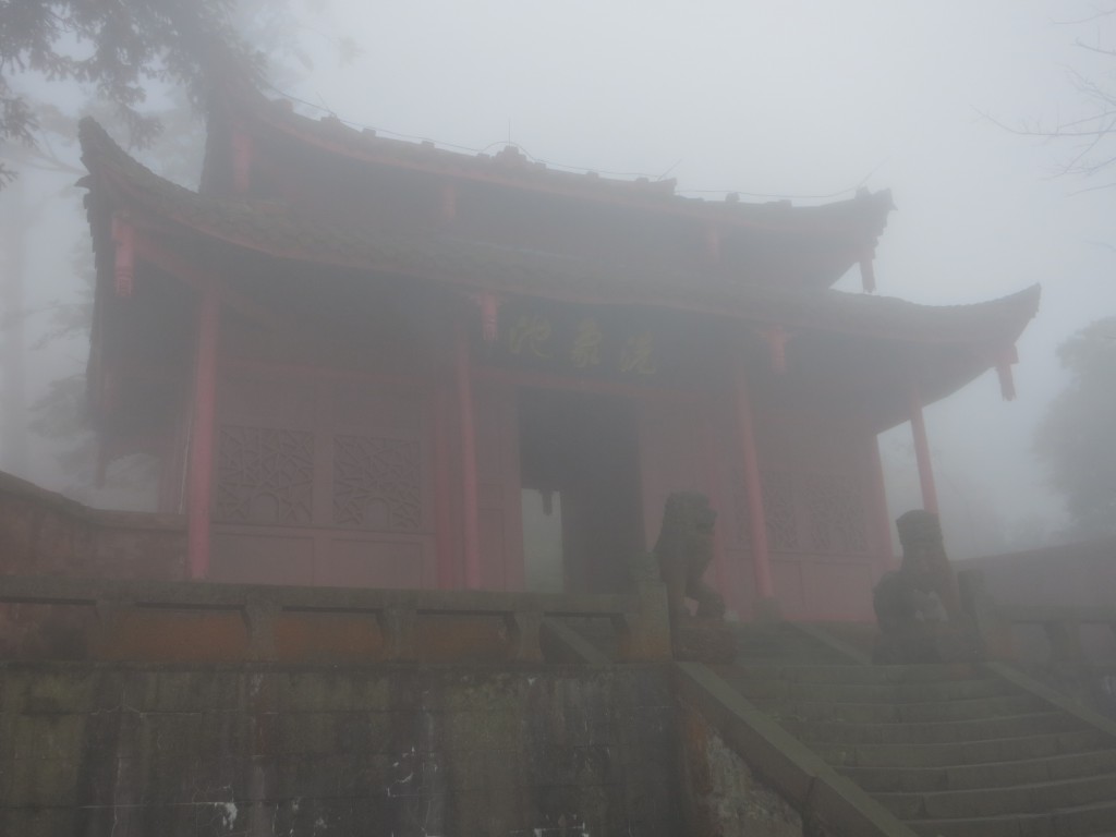 Eingang zum Kloster Elefantenbad im dichten Nebel