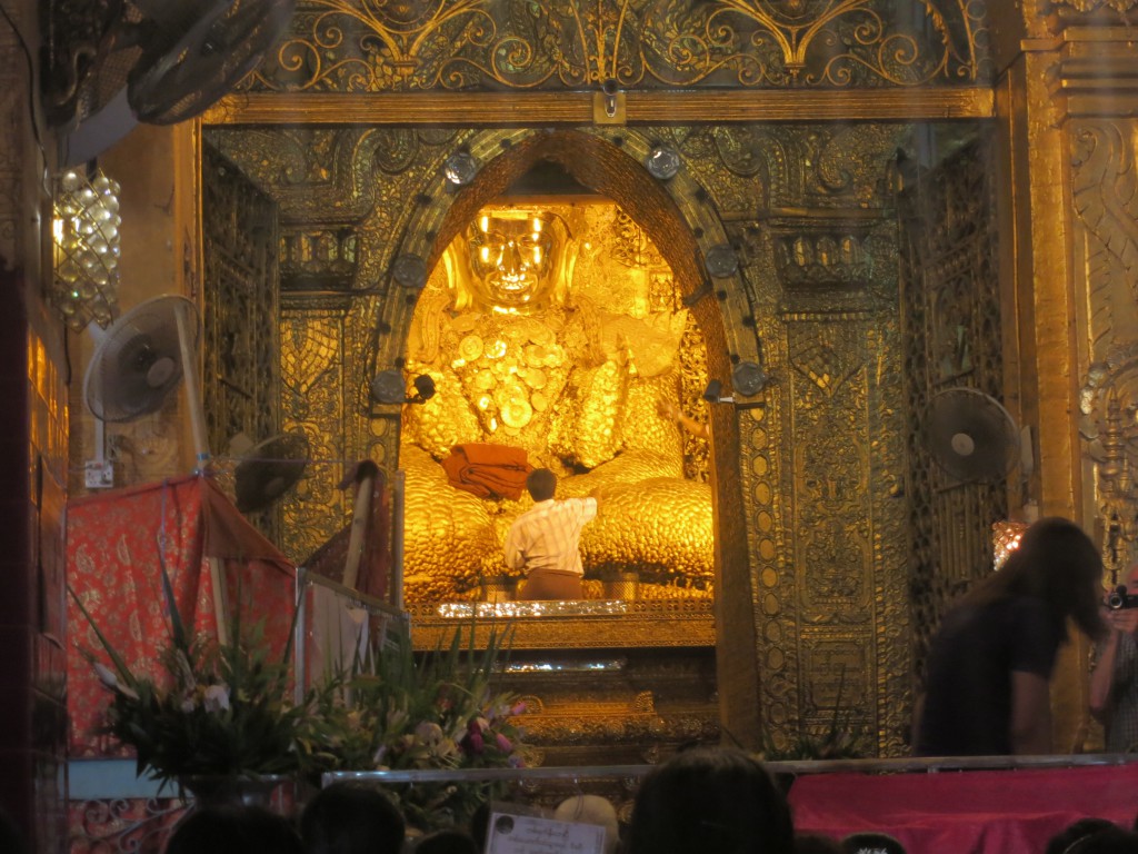 Vergoldeter Buddha im Mahamuni Paya