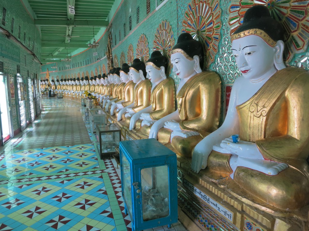 Buddhas im Tempel in Sagaing
