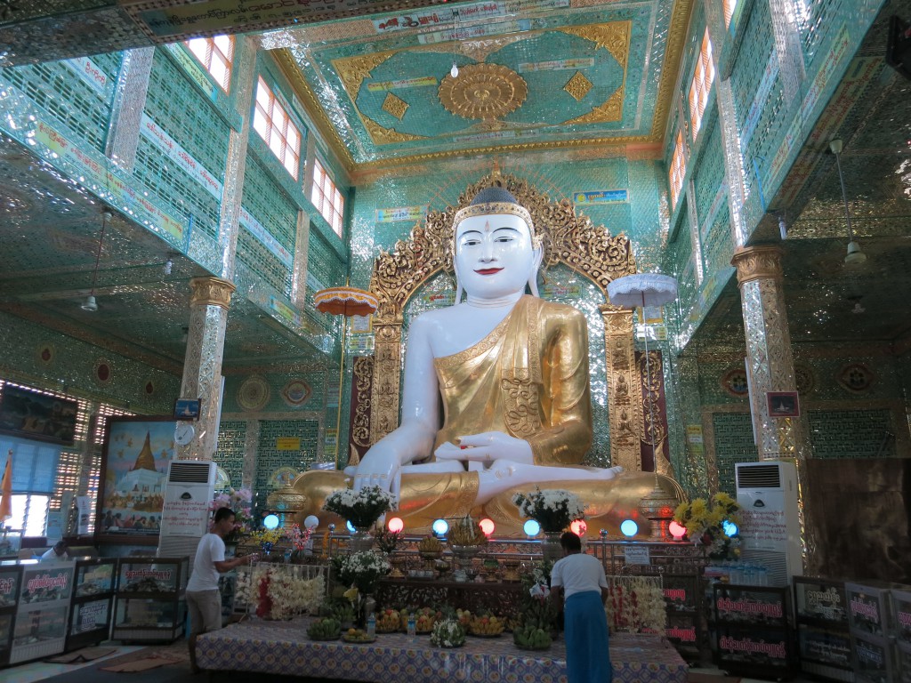 Buddha im großen Tempel in Sagaing