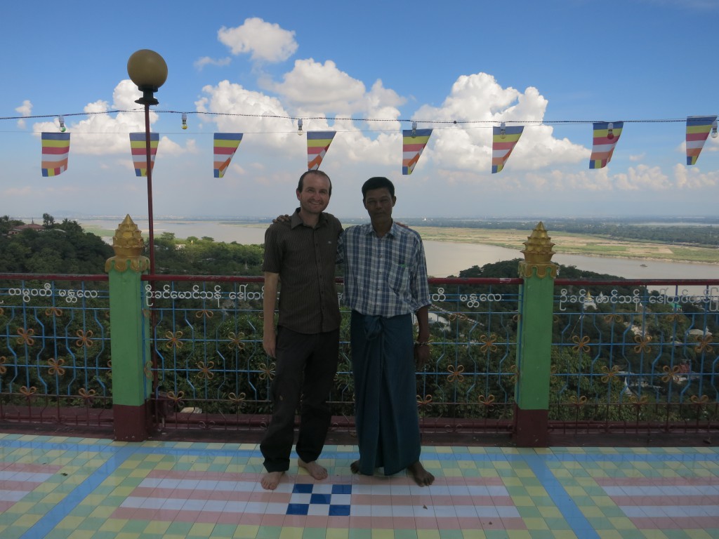 Mit Kyaw Kyaw beim großen Tempel in Sagaing