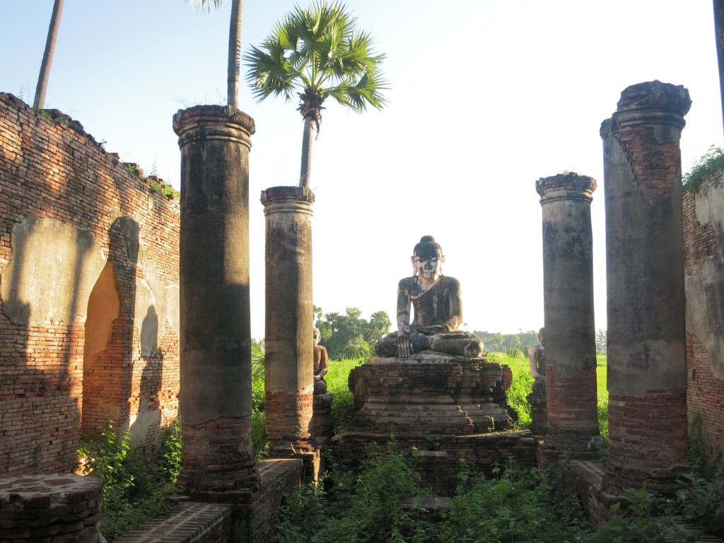 Ruine eines Steintempels in Inwa