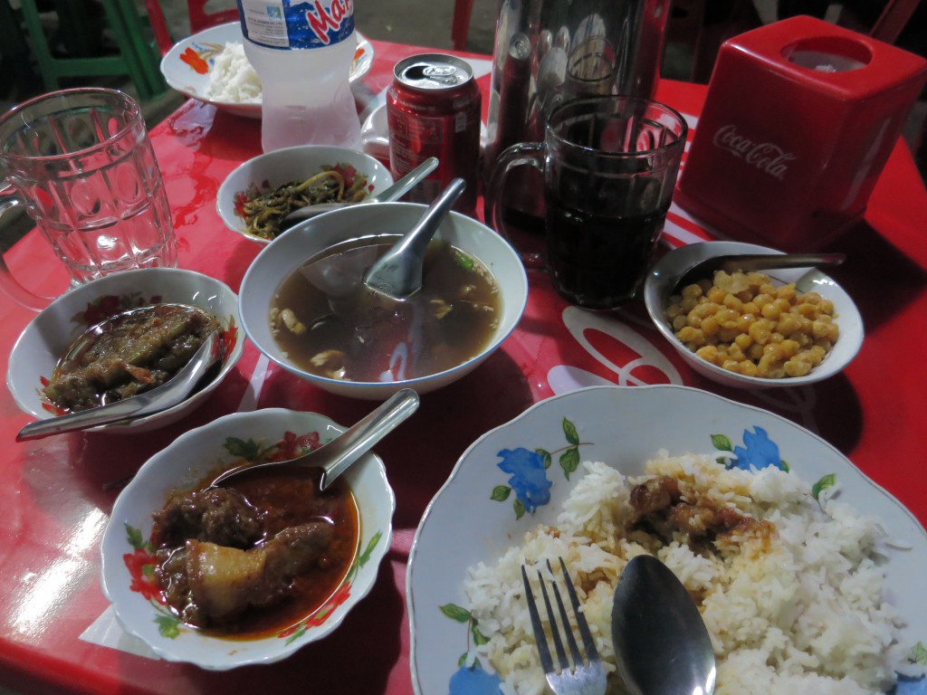 Üppiges burmesisches Abendessen