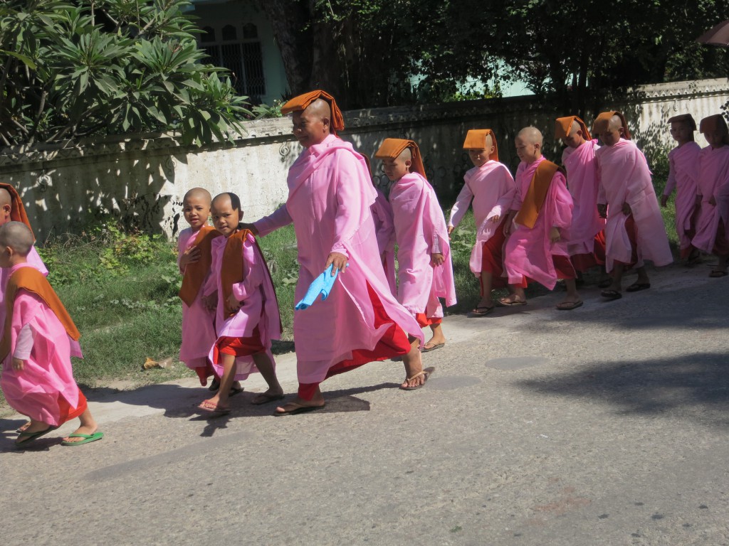 Nonnen auf dem Weg zum Tempel