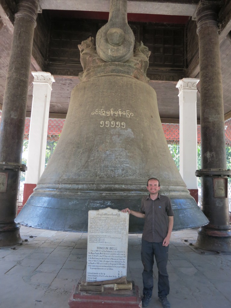 Vor der Mingun-Glocke