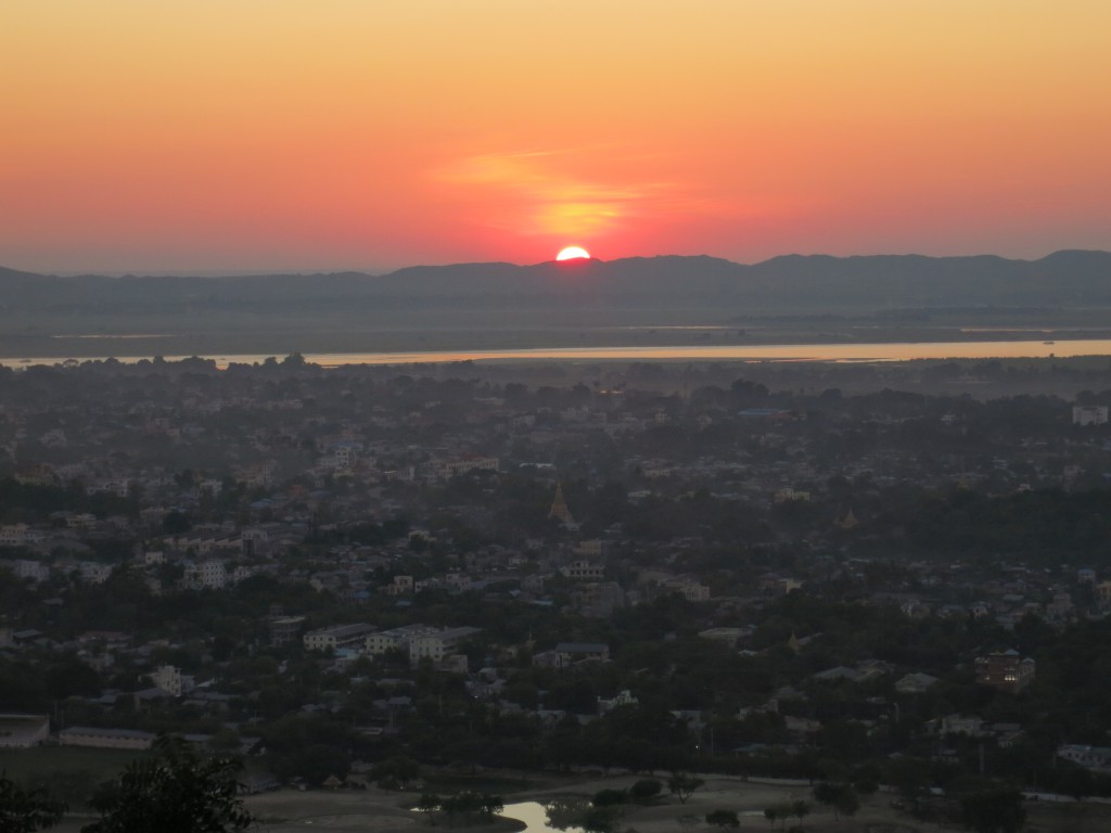 Sonnenuntergang am Mandalay-Hügel