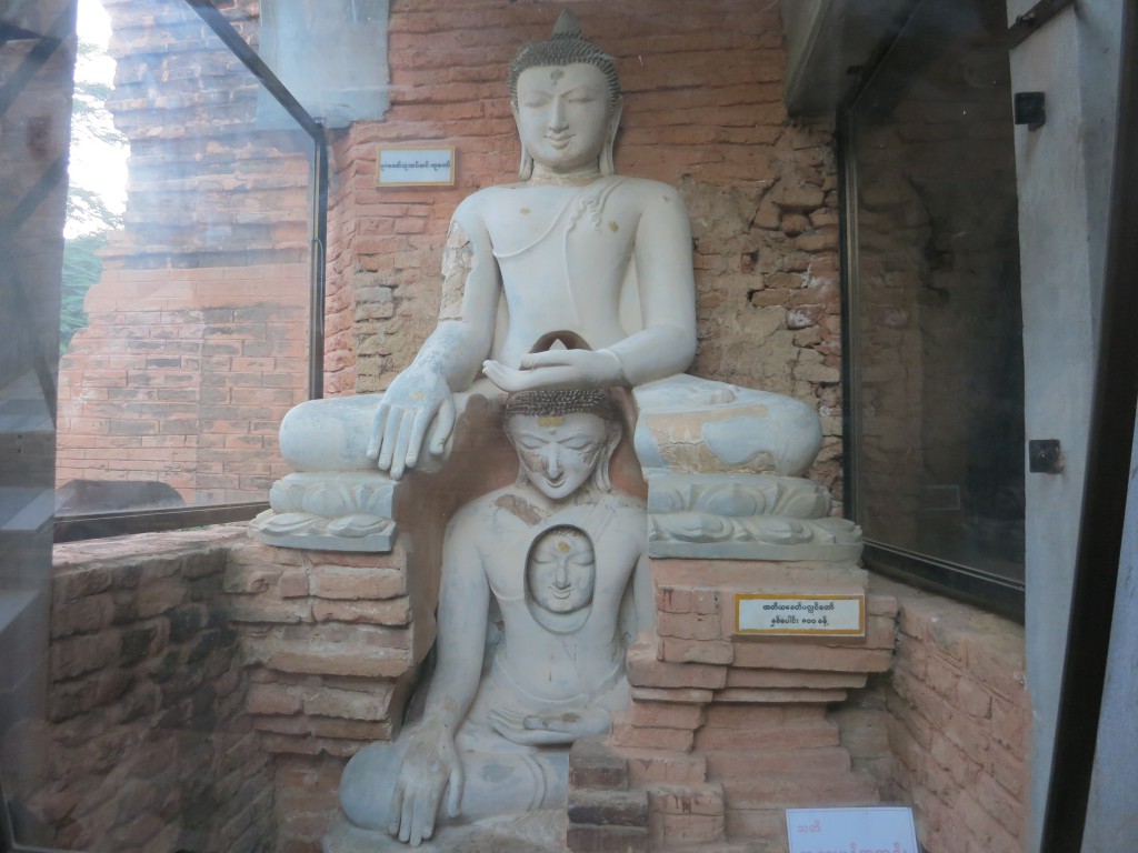 Drei-Buddha-Bild im Inneren Bagan-Tempel