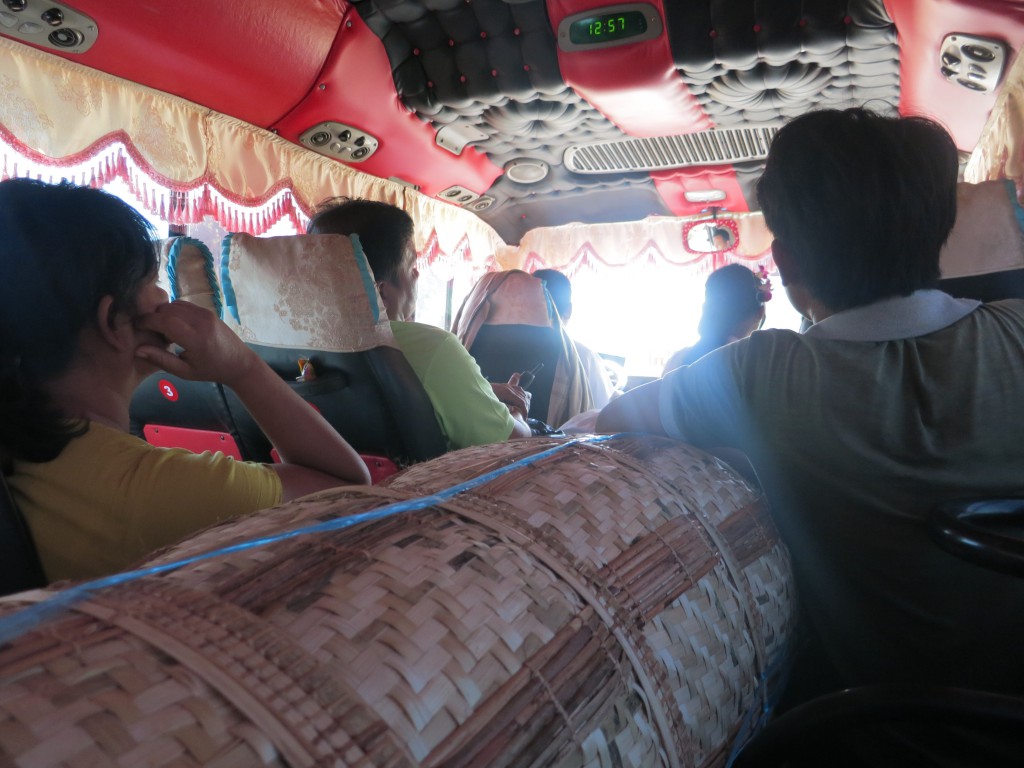 Im übervollen Bus nach Bagan