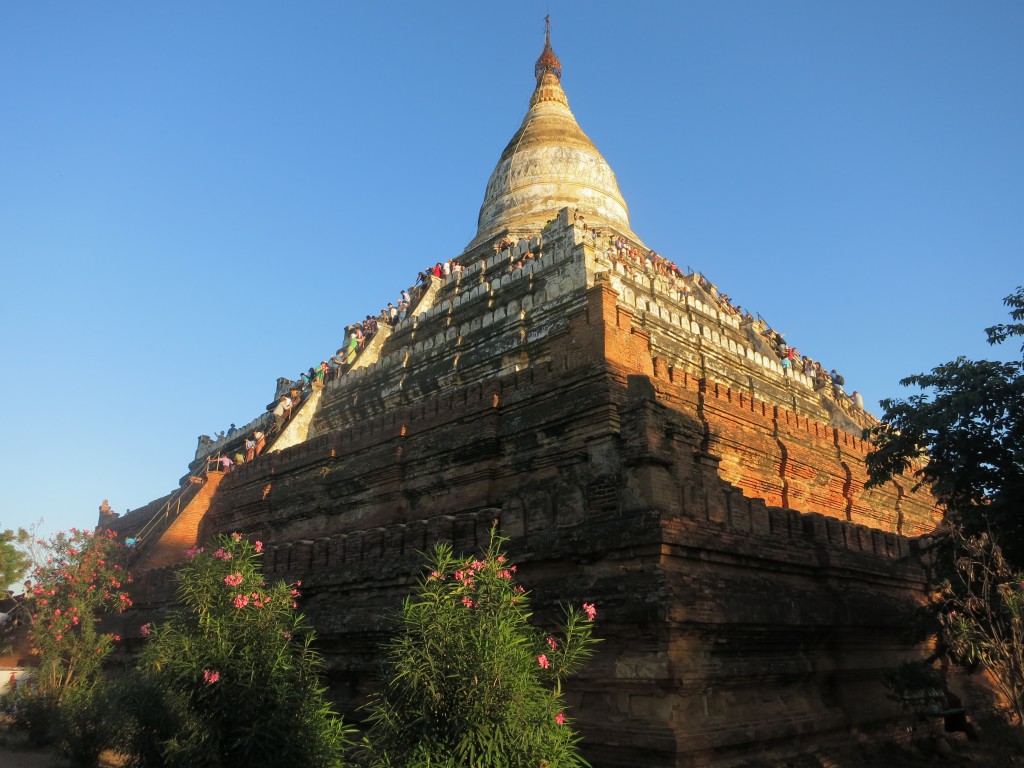 Sich füllende Shwe-san-daw-Pagode vor dem Sonnenuntergang