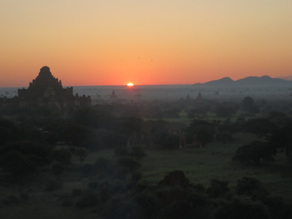 Blick von der Shwe-san-daw-Pagode zum Sonnenaufgang