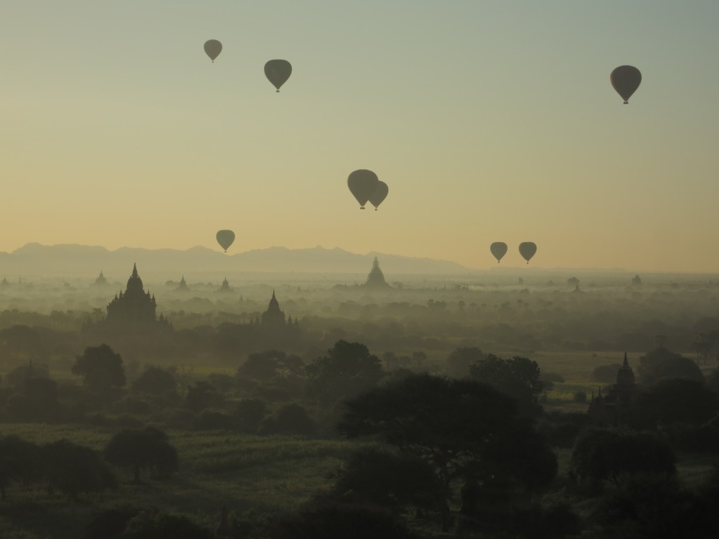 Heißluftballons über Bagan am Morgen