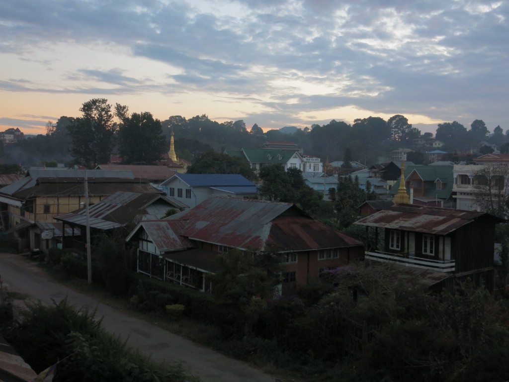 Blick aus dem Hotelfenster über Kalaw am Abend