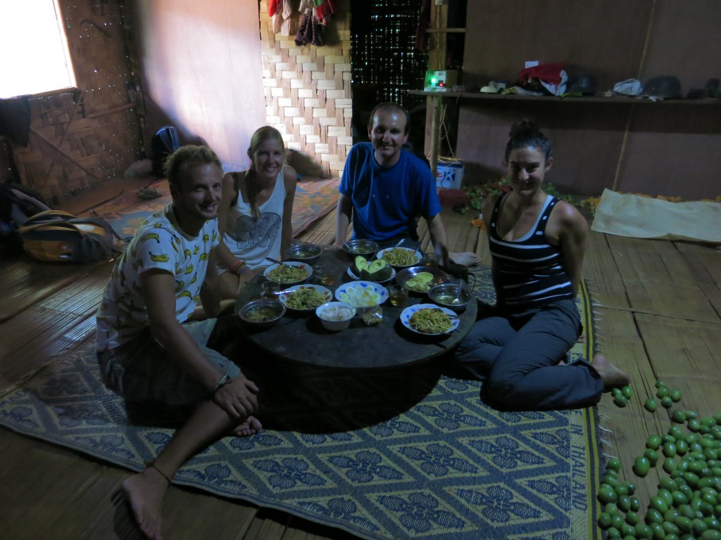 Mit Ivo, Lonieke und Sophie beim Mittagessen im Haus einer Familie in Galon