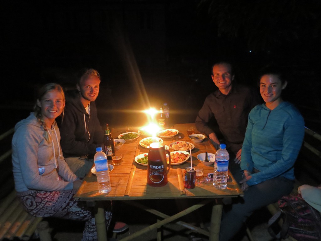 Mit Lonieke, Ivo und Sophie beim Abendessen im Dorf Pattupauk
