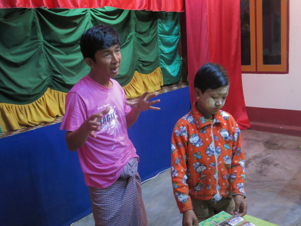 Aung erklärt uns voller Begeisterung seine Kunst - daneben sein Neffe