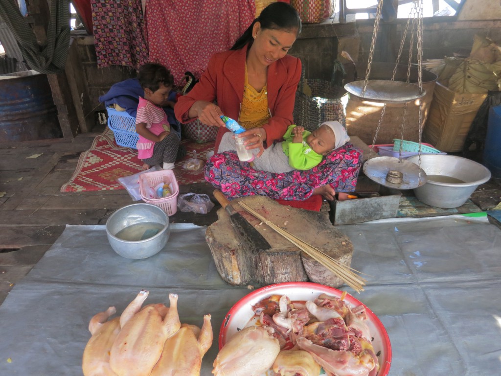 Gefährliches Multitasking auf dem Markt in Nyaungshwe