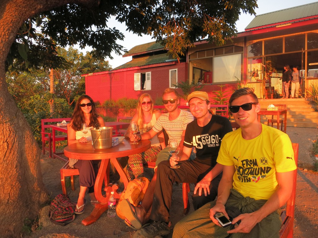 Mit Sophie. Lonieke, Ivo und Marco beim Weingut Red Mountain