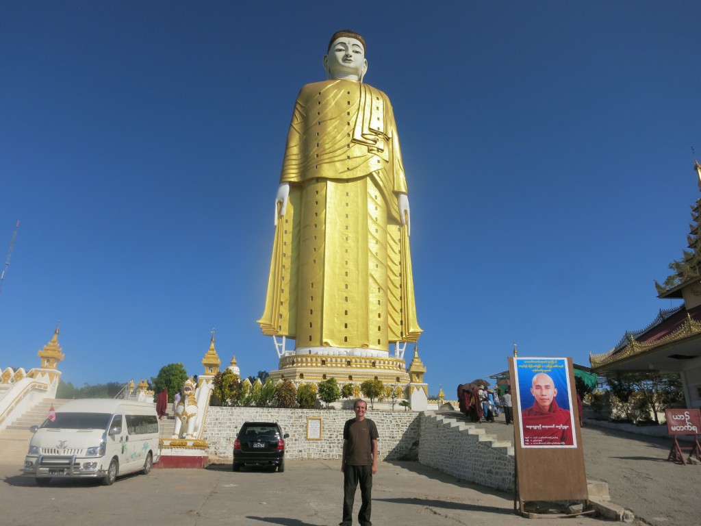 Vor dem stehenden Buddha von Monywa