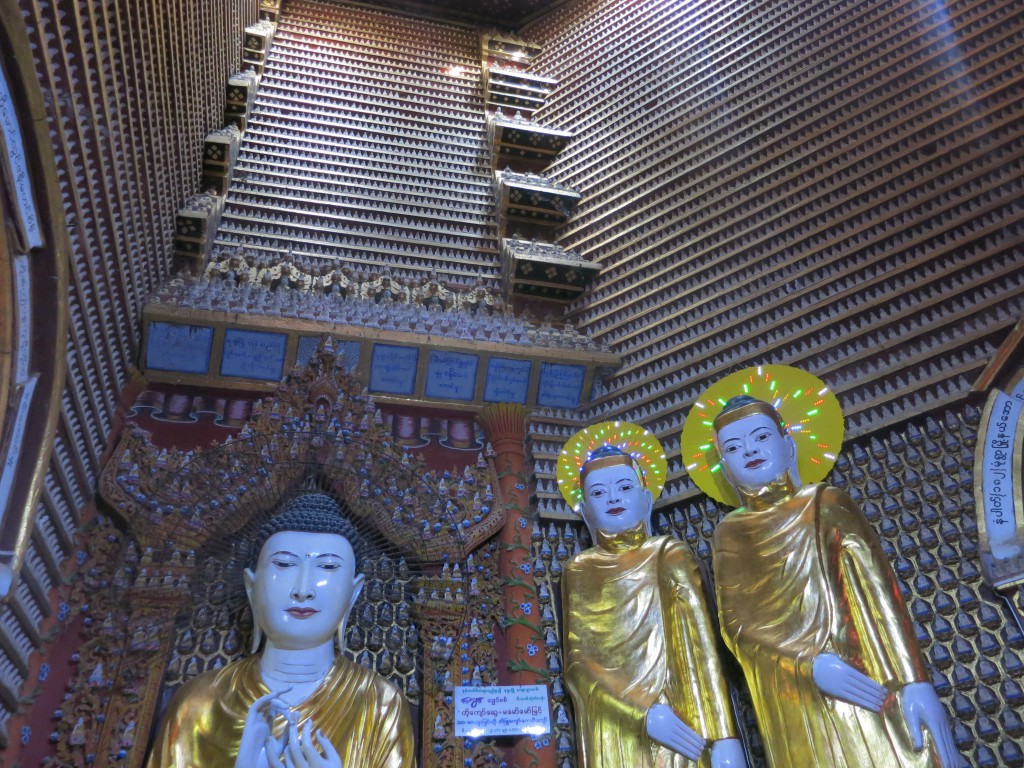 Viele große und kleine Buddhas im Inneren der Sambuddha-Kat-Kyaw-Pagode